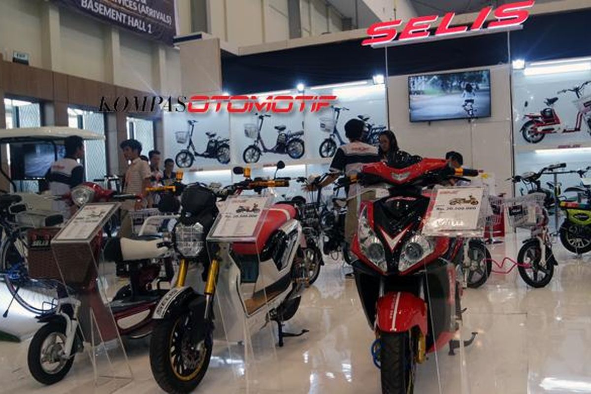 Stan merek kendaraan bertenaga listrik asal Indonesia, Selis, di Gaikindo Indonesia International Auto Show 2015.