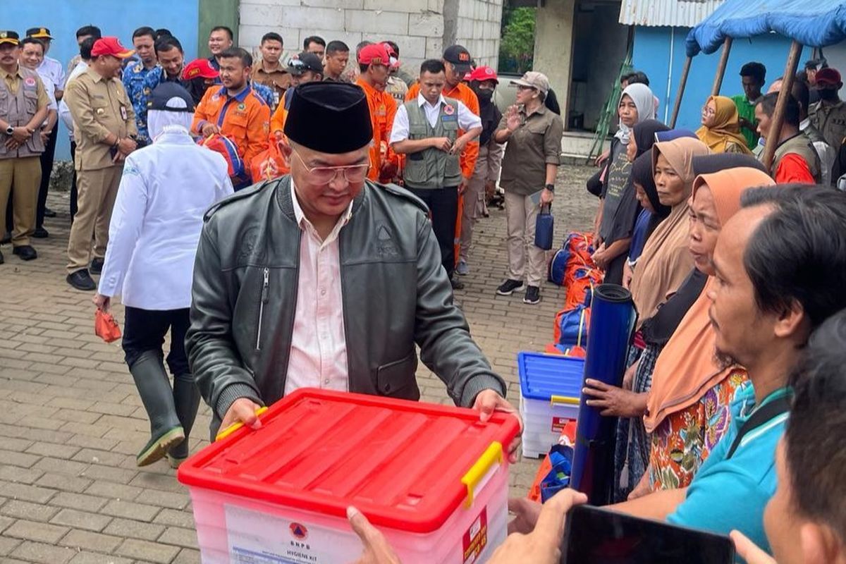 Anggota Komisi VIII DPR RI Wisnu Wijaya saat memberikan bantuan logistik untuk warga terdampak banjir di Semarang. 