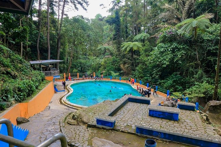 Kolam renang di Grojogan Sewu Tawangmangu.