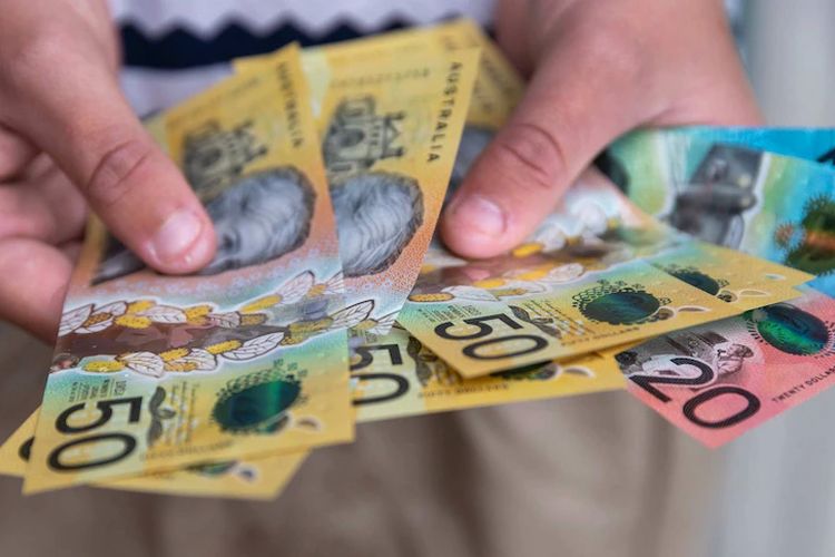 Saat ini uang yang beredar di Australia mencapai 100 miliar dollar atau sekitar Rp 1.000 triliun dalam bentuk uang kertas.