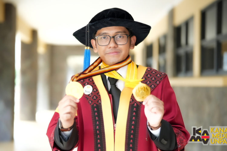 Raden Farhan Syahir Herdyatomo Wibowo lulus dan meraih predikat wisudawan terbaik program Sarjana pada Upacara Wisuda Universitas Padjadjaran Gelombang II Tahun Akademik 2023/2024.