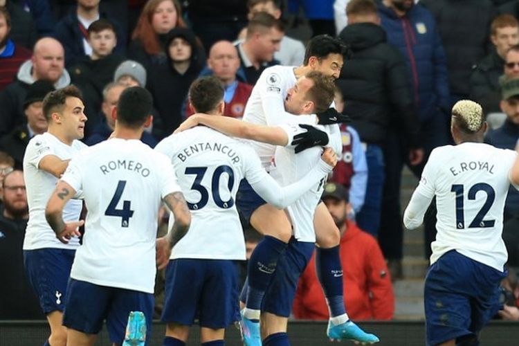 Para pemain Tottenham Hotspur merayakan gol Son Heung-min dalam pertandingan Aston Villa vs Tottenham pada pekan ke-32 Liga Inggris 2021-2022 di Villa Park, Minggu (10/4/2022) dini hari WIB. 