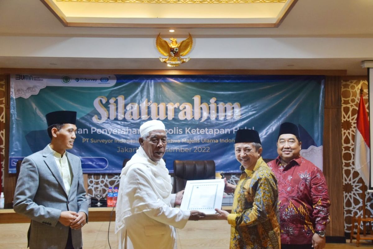 Penyerahan Sertifikat Halal oleh Lembaga Pemeriksa Halal (LPH) PT Surveyor Indonesia kepada Usaha Kecil Mikro (UKM) binaan Dinas Perindustrian, Perdagangan, Koperasi, Usaha Kecil dan Menengah (PPKUKM) DKI Jakarta..