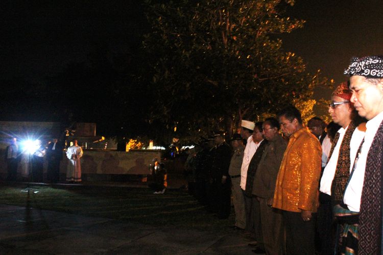 PHOTO:Sejumlah Pejabat dan Tokoh masyarakat sedang mengikuti malam renungan di Taman Perenungan Soekarno, Kota Ende, Nusa Tenggara Timur (NTT), Rabu (31/5/2017) tengah malam.