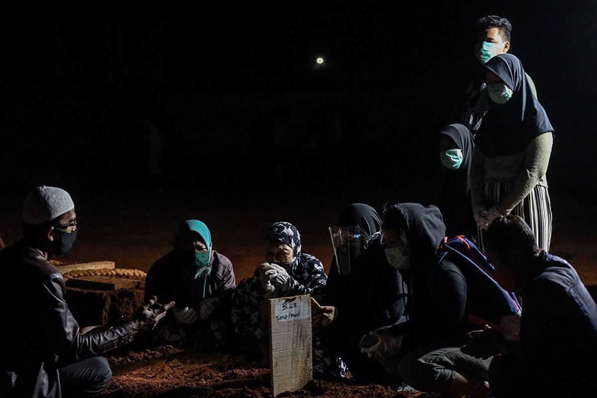 Keluarga berdoa ke jenazah pasien suspect virus corona atau Covid-19 di TPU Pondok Rangon, Jakarta Timur, Kamis (9/9/2020). Petugas administrasi TPU Pondok Ranggon mengatakan saat ini jumlah makam yang tersedia untuk jenazah dengan protokol COVID-19 tersisa 1.069 lubang makam, dan diperkirakan akan habis pada bulan Oktober apabila kasus kematian akibat COVID-19 terus meningkat.