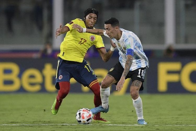 Johan Mojica (kiri) berduel dengan Angel Di Maria (kanan) pada laga Argentina vs Kolombia yang dihelat di Mario Kempes Stadium pada Selasa (2/2/2022) pagi WIB. Duel Argentina vs Kolombia yang merupakan laga lanjutan Kualifikasi Piala Dunia 2022 Zona Conmebol berakhir 1-0 untuk kemengan tuan rumah.