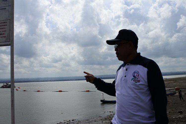 Kepala Balai Wilayah Sungai Nusa Tenggara satu (BWS NT1) Asdin Julaidy Asdin sedang menunjuk sedimen yang ada di Waduk Batujai di kota Praya, Lombok, Nusa Tenggara Barat (NTB), Minggu (27/5/2018).