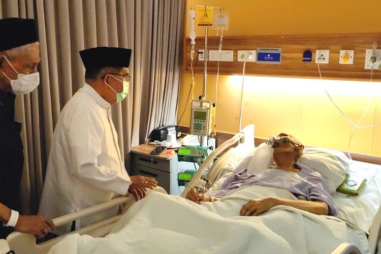 Mantan Wakil Presiden (Wapres) Jusuf Kalla saat membesuk mantan Ketua Umum Majelis Ulama Indonesia Ali Yafie di RS Premier Bintaro, Tangerang, Sabtu (25/2/2023).