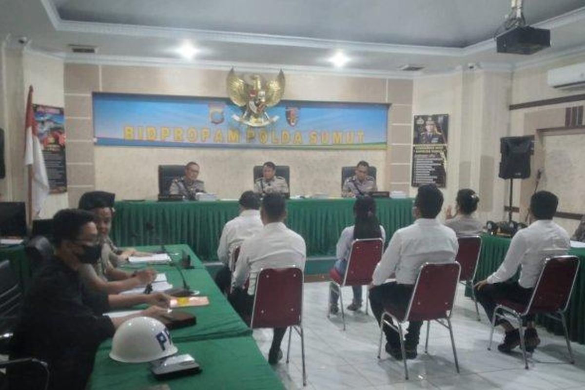 Proses sidang komisi kode etik profesi Polri (KKEP) terhadap empat personel Ditrreskrimum Polda Sumut dalam kasus dua waria bernama Fury dan Deca yang diperas Rp 50 Juta, di Bid Propam Polda Sumut, Selasa (11/7/2023). 

