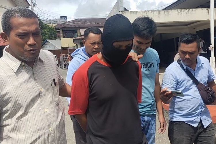 RH alias BO (51) tersangka pemerkosa lima anak kandung dan dua cucu saat digiring petugas menuju ruang penyidik unit PPA Polresta Pulau Ambon dan Pulau-Pulau Lease, Kamis (16/6/2022)