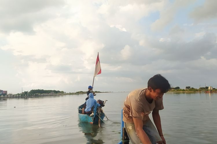 Saat nelayan Tambakrejo melakukan kampanye soal sampah di Sungai BKT Semarang 
