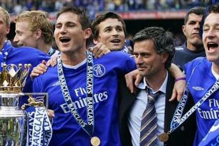 Pelatih Chelsea, Jose Mourinho (tengah).