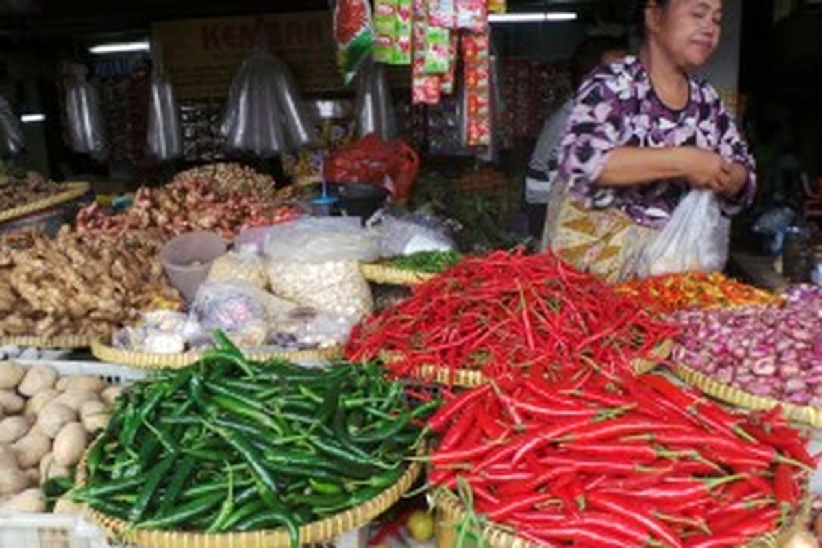 Harga beli cabe oleh pedagang naik hampir mencapai dua kali lipat setelah BBM naik. Para pedagang mengeluhkan mengenai kenaikan harga cabe kini. Selasa (2/7/2013).