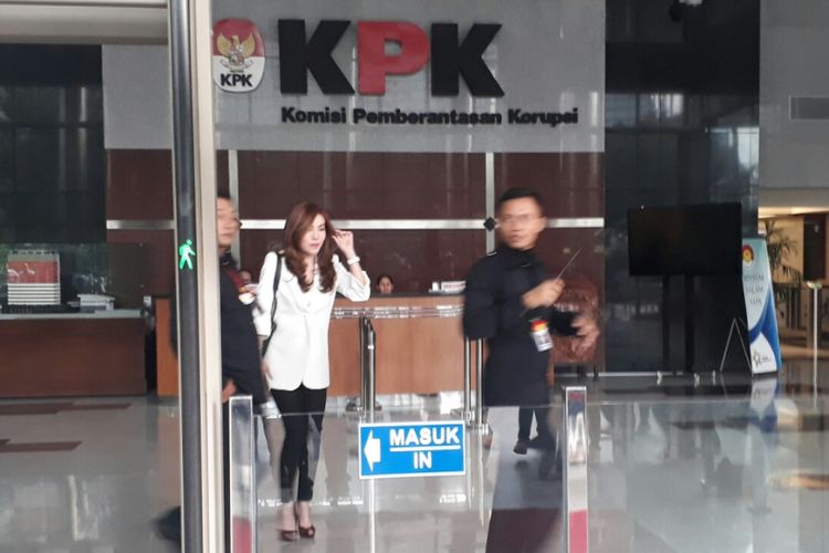 Istri terdakwa kasus korupsi proyek e-KTP Andi Narogong, Inayah, selesai diperiksa Komisi Pemberantasan Korupsi, Selasa (27/3/2018).