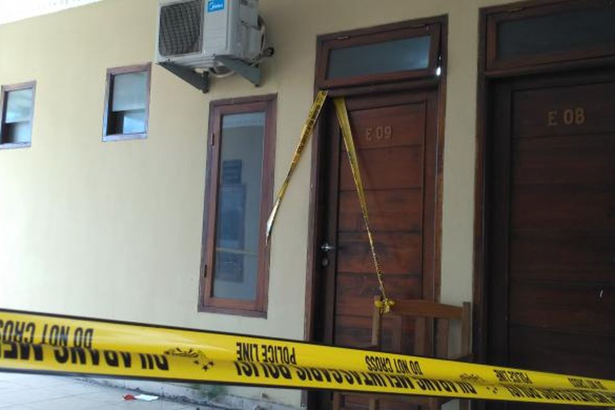 Suasana lantai dua Hotel Flamboyan, Neglasari, Kota Tangerang, Kamis (19/1/2017) pagi. Salah satu kamar yang dipasang garis polisi merupakan tempat pembunuhan Casriah (35) yang diduga dilakukan oleh kekasih gelapnya pada Minggu (15/1/2017) lalu.