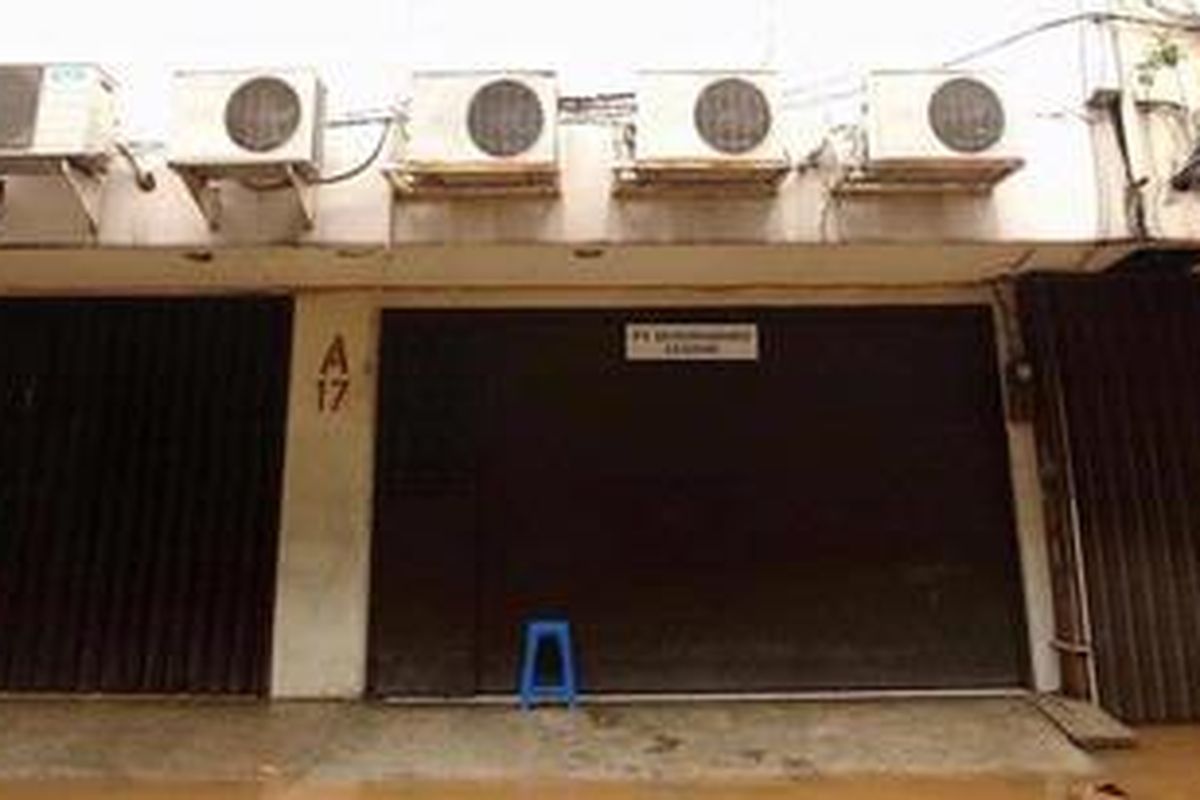 Pertokoan di kawasan Jalan Jatinegara Barat, Jakarta tutup setelah selama dua hari banjir merendam kawasan ini, Kamis (17/1/2013). Menurut sejumlah pedagang banjir kali ini tidak separah banjir lima tahun yang lalu, namun tetap mereka mengaku mengalami kerugian hingga karena sudah dua hari tidak berjualan. 