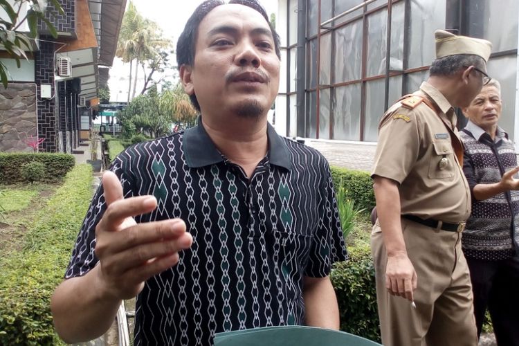 Sekretaris Paguyuban Warga Bantaran Rel Kereta Api Garut saat ditemui di kantor Bupati Garut, Senin (4/2/2019)