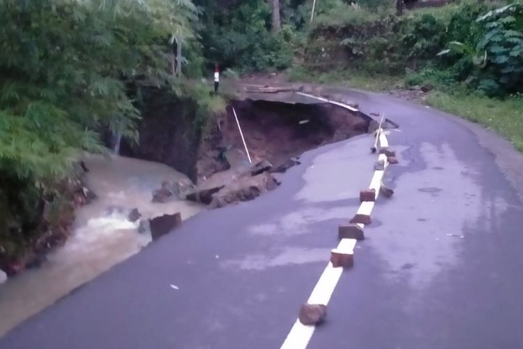 Banjir dan potensi longsor di Lombok Barat usai hujan deras. 