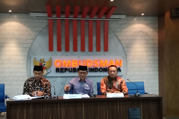 Anggota Ombudsman Republik Indonesia, Ahmad Suaedy (tengah) dan Ketua DPRD Lampung Timur Ali Johan (paling kanan) dalam konferensi pers di Ombudsman, Jakarta, Jumat (13/12/2019). 