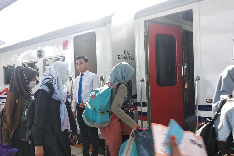 Para pemudik mulai berangsur ramai di stasiun Kertapati Palembang, Sumatera Selatan, Minggu (26/5/2019). Puncak arus mudik, diprediksi akan terjadi pada H-5 sebelum lebaran.