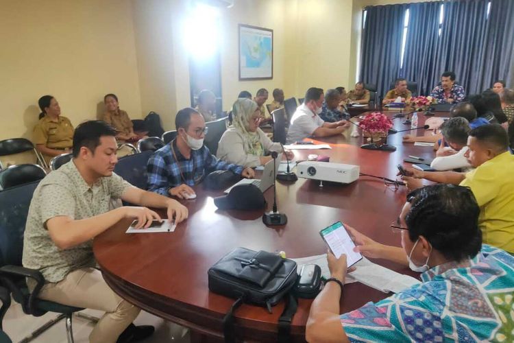 Kepala Satuan Tugas Koordinasi Wilayah V KPK, Dian Patria bersama pemerintah kabupaten Kepulauan Tanimbar (KKT), Maluku melakukan rapat koordinasi pencegahan korupsi di Kantor Bupati KKT, Senin (11/4/2023)
