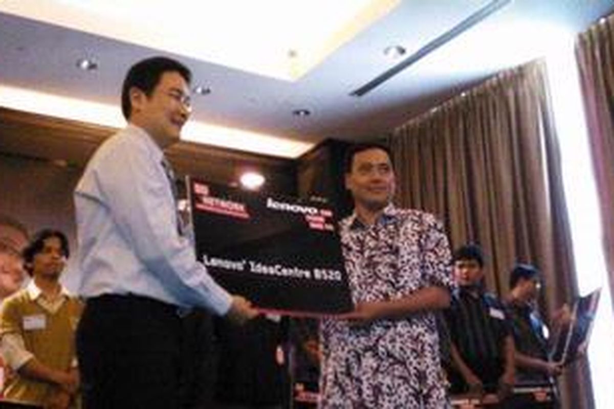 Sandy Lumy, Country General Manager, Lenovo Indonesia (kiri) dan Dr Petrus Mursanto (kanan) dalam seremoni finalis Do Network.