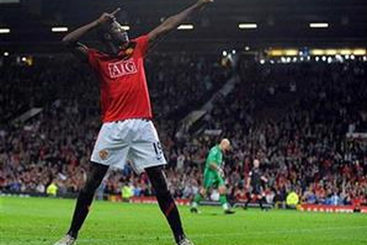 Penyerang Manchester United, Danny Wellbeck merayakan golnya ke gawang Wolverhampton Wanderers dalam lanjutan Piala Carling, Rabu (23/9). 
