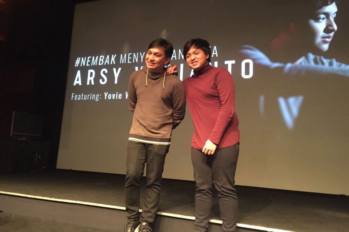 Yovie Widianto berpose bersama anaknya, Arsy Widianto, yang merilis singel perdana Nembak #MenyatakanCinta di XXI Lounge Plaza Senayan, Jakarta Pusat, Kamis (1/2/2018).