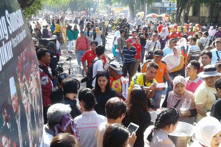 Pengunjung CFD mengantre jenang sumsum syukuran pascapernikahan Kahiyang dan Bobby di halte BST Jalan Slamet Riyadi Solo, Jawa Tengah, Minggu (12/11/2017).