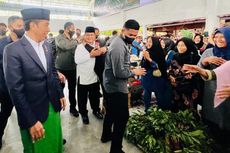 Dampingi Jokowi Cek Harga Pasar, Prabowo Dipeluk Erat Emak-Emak Pedagang 