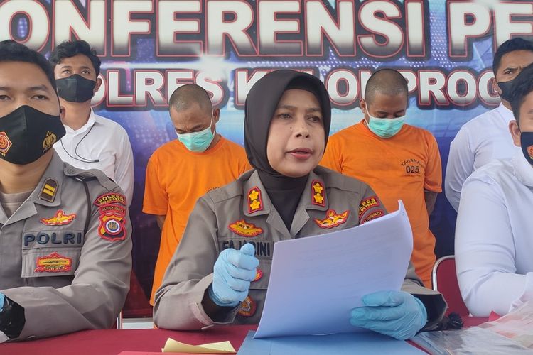 Dua pemuda terlibat pencurian motor ditangkap reserse kriminal umum Polres Kulon Progo, Daerah Istimewa Yogyakarta. Mereka pemuda asal Jawa Tengah, yakni Agung (41) asal Semarang dan Heru (34) asal Boyolali. Agung berperan jadi pencuri dan Heru menadah motor. Kapolres Kulon Progo, AKBP Muharomah Fajarini menyampaikan keberhasilan menangkap dua pelaku terlibat pencurian ini.