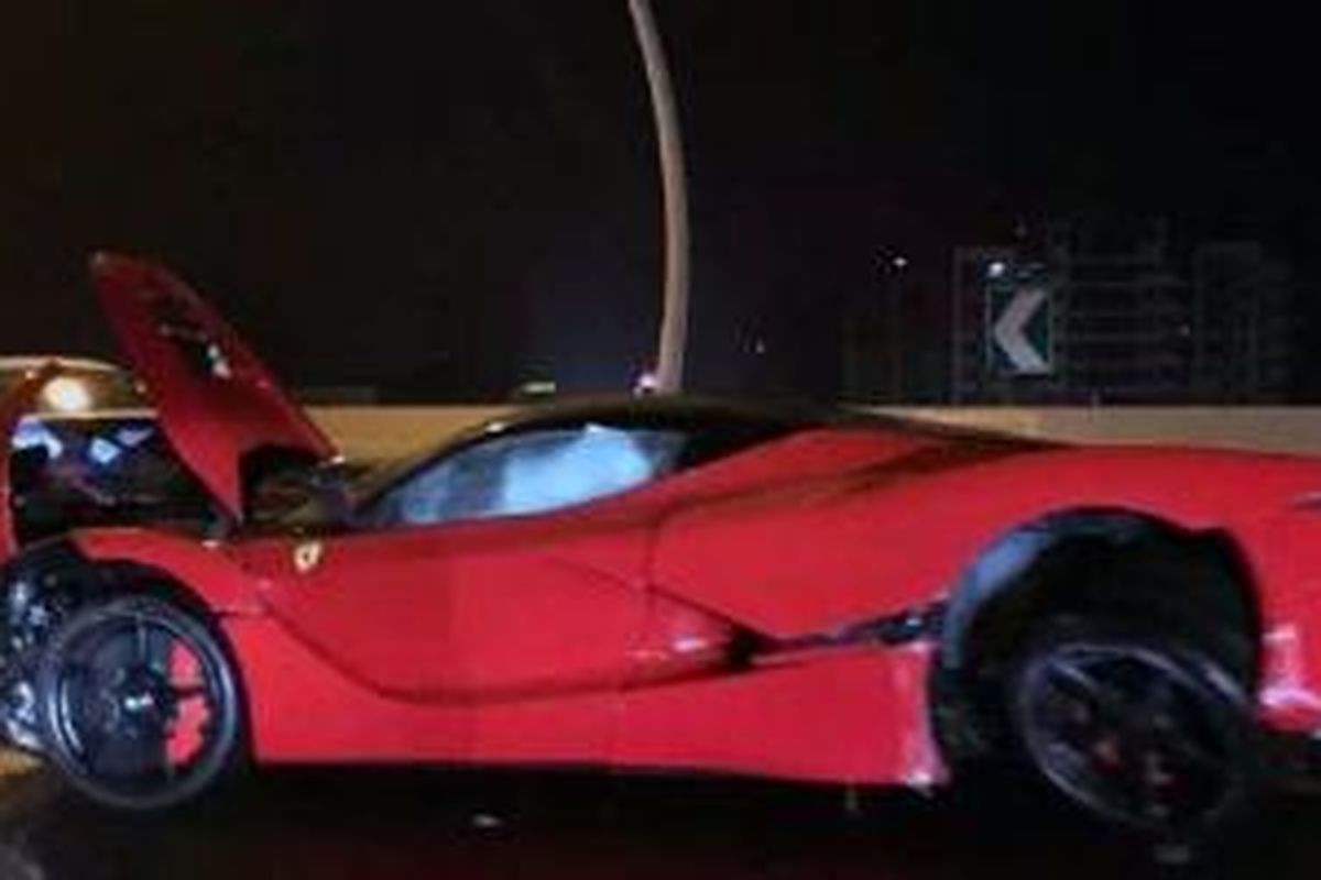 Salah satu dari tujuh unit Ferrari LaFerrari yang ada di China mengalami tabrakan.