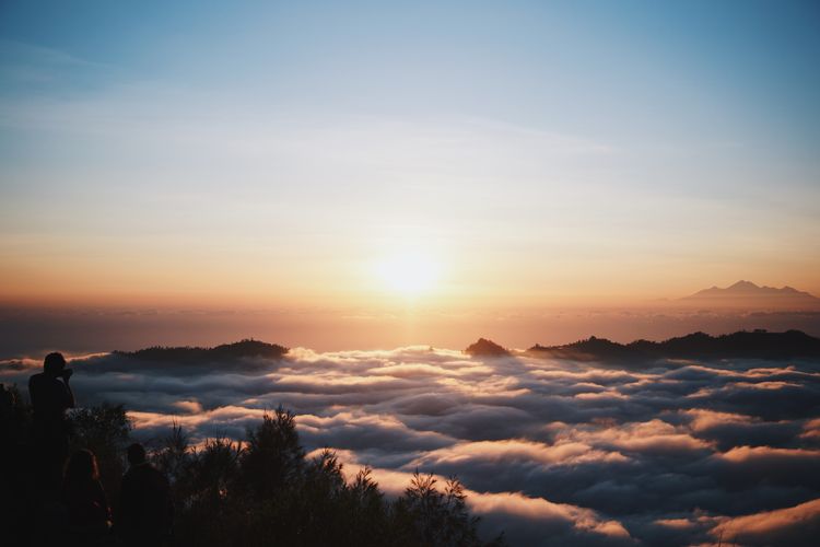 Ilustrasi sunrise atau matahari terbit dari Gunung Batur, Bali.