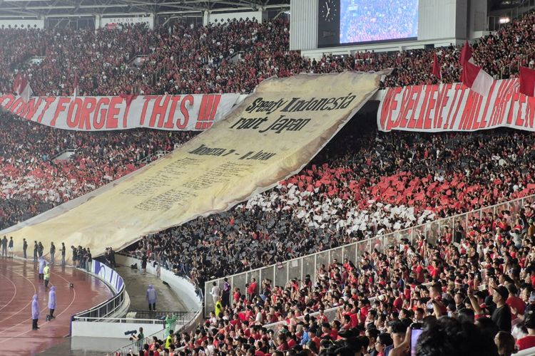 Tifo raksasa yang dibentangkan oleh Ultras Garuda pada laga Indonesia vs Jepang di Stadion Utama Gelora Bung Karno, Jumat (15/11/2024) mulai pukuk 19.00 WIB. 