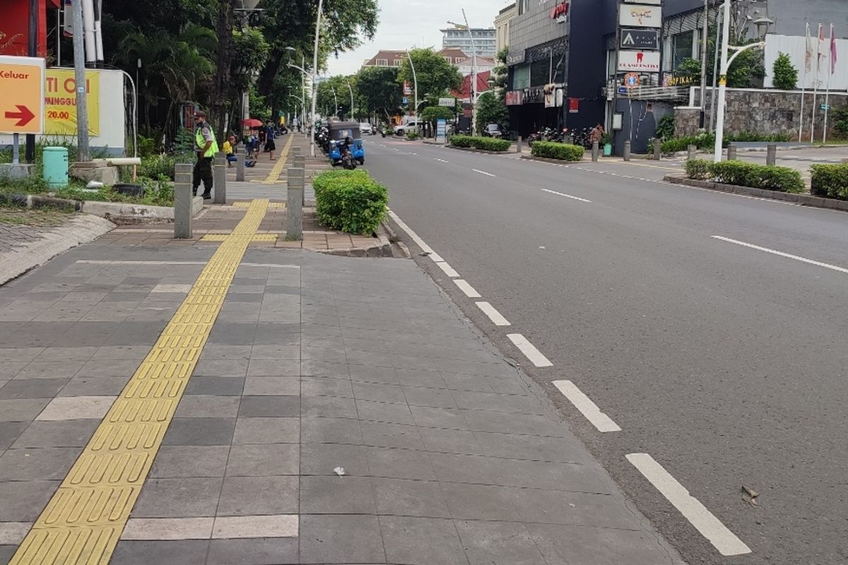 Suasana di Jalan Kemang Raya, Mampang Prapatan, Jakarta Selatan pada Jumat (21/10/2022) siang. Lokasi ini disebut tempat adik dari artis Bertrand Antolin 