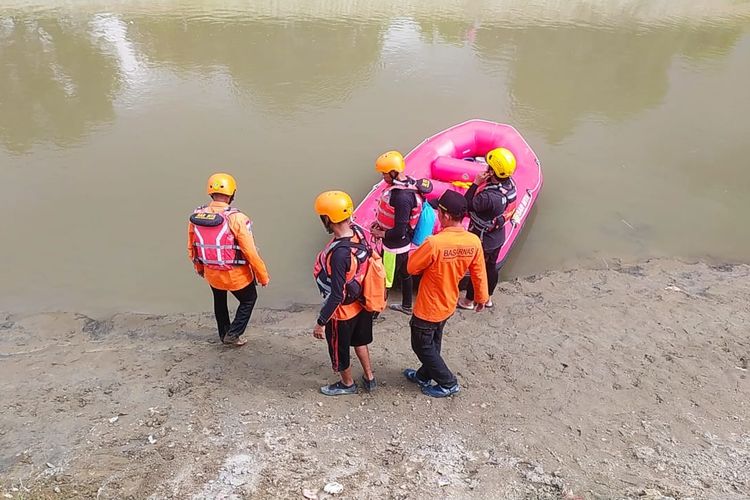 Tim SAR saat proses pencarian bocah SMP yang hanyut di Sungai Deli, Kamis (16/11/2023)