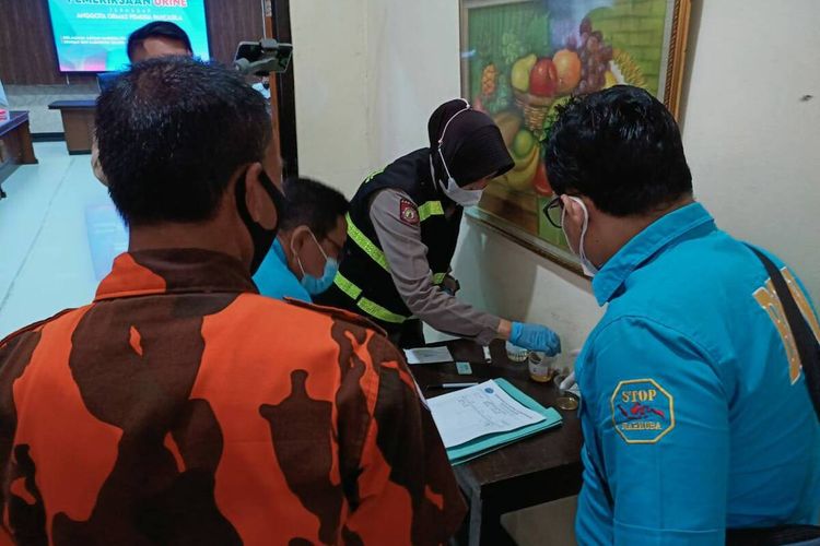 Belasan pengurus Ormas Pemuda Pancasila dites urine, buntut kasus pengeroyokan terhadap anggota Polres Sumedang.