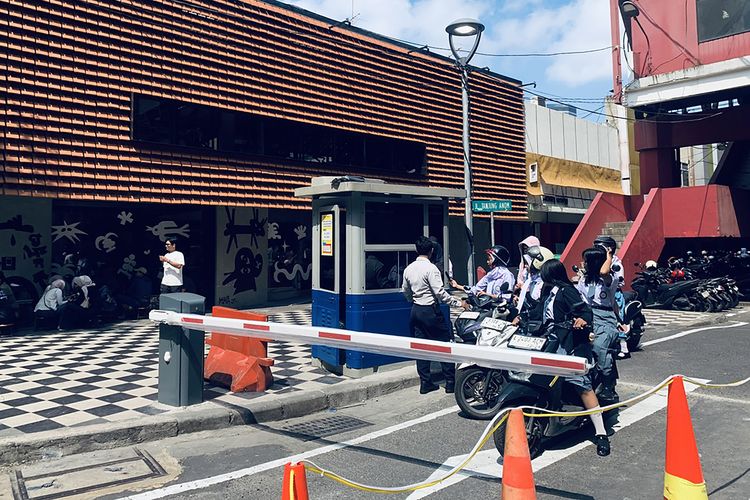 Parkir Non-Tunai Jadi Pilihan Warga Surabaya, Jukir Liar Masih Jadi Momok