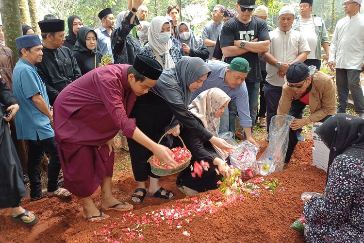 Tiga anak Taufik Lala di Pemakaman Jenazah Taufik Lala di TPU Munjul, Jakarta Timur, Kamis (27/7/2023).