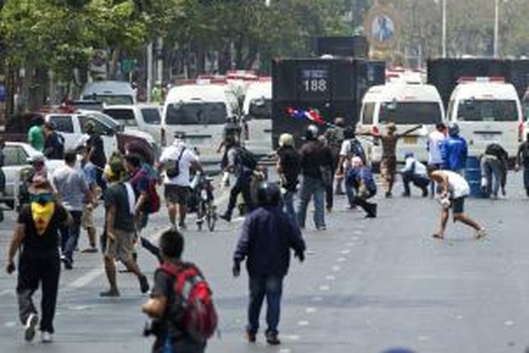 Pengunjuk rasa antipemerintah melempari mobil-mobil menggunakan batu setelah polisi Thailand menggelar operasi untuk 