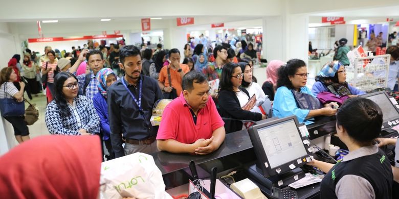 Pengunjung saat mengantre untuk membeli pakaian diskon di Lotus Department Store, Djakarta Theater XXI, Jakarta, Rabu (25/10/2017). Menurut informasi yang diterima dari karyawan, gerai Lotus di seluruh Indonesia akan ditutup pada 31 Oktober 2017.