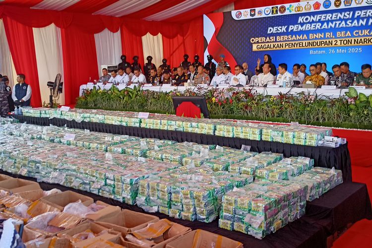 Petugas gabungan menunjukkan bukti 2 ton sabu yang diamankan dari kapal Sea Dragon Tarawa di perairan Tanjung Balai Karimun, Kepulauan Riau, pada 2 Mei. Konferensi pers digelar di Batam, Kepri, Senin (26/5/2025). 