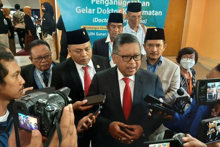 Sekjen PDI Perjuangan Hasto Kristiyanto saat menemui wartawan di Univeritas Islam Negeri (UIN) Sunan Kalijaga Yogyakarta, Senin (13/02/2023).