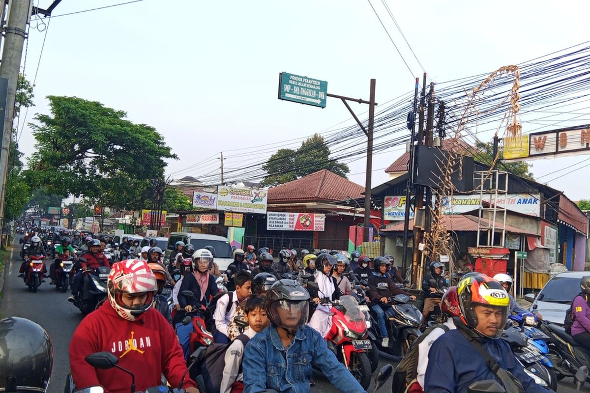 Arus lalulintas di Jalan Raya Mijen, Kota Semarang, Jawa Tengah (Jateng) krodit banyak dikeluhkan warga. Senin (14/10/2024). 