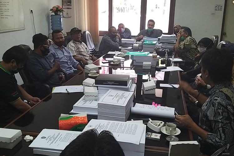 DENGAR PENDAPAT—Komisi B DPRD Kabupaten Madiun menggelar dengar pendapat bersama Ketua Kelompok Tani dan Nelayan Andalan, Suharno, bersama distributor pupuk bersubsidi dan Kepala Dinas Pertanian dan Perikanan, Sodiq Purnomo terkait masalah kartu tani, Kamis (27/8/2020) siang.