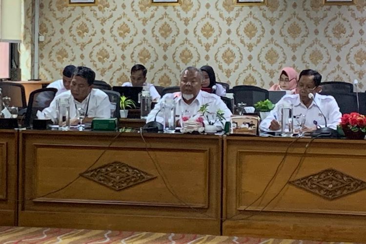 SAMPAIKAN PENJELASAN—Direktur PDAM Kota Madiun, Suyoto didampingi jajaran direksi menjelaskan terkait bobolnya uang setoran pelanggan untuk pembayaran rekening PDAM kepada Komisi II DPRD Kota Madiun, Rabu (1/3/2023) sore. 