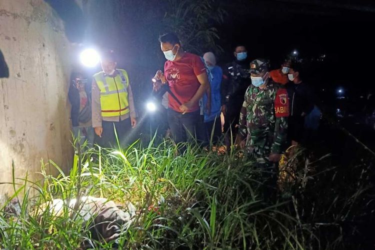 Mayat pria terbungkus karpet warna dominan merah ditemukan warga di sungai dibawah jembatan tol Solo-Ngawi Km 557 tepatnay masuk Desa Widodaren Kecamatan Widodaren, Kabupaten Ngawi. Korban diduga tewas dibunuh karena saat ditemukan kepalanya dibungkus dengan sarugn bantal dan sarung. Korban juga mengalami patah tulang rawan pada bagian leher.