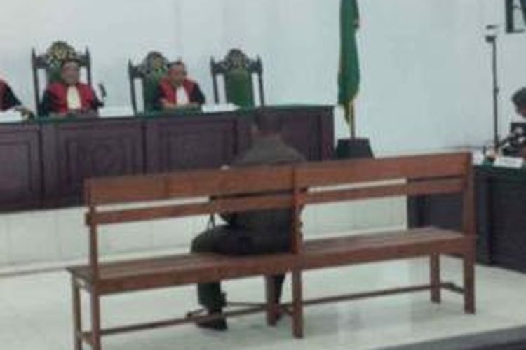 Wakil Bupati Kepulauan Aru Umar Djambumona saat menjalani sidang dengan agenda pembacaan putusan di pengadilan Tipikor Ambon, Rabu (12/2/2014). Dalam sidang itu Umar divonis bebas oleh majelis hakim.