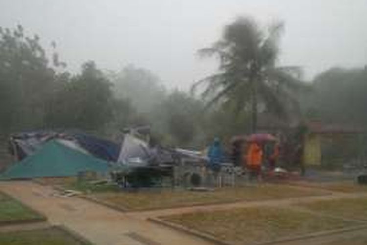 Suasan pemakaman almarhum Sutan Bhatoegana di Pemakaman Giri Tama, Tonjong, Kabupaten Bogor, Sabtu (19/11/2016). Hujan deras dan angin kencang sempat merobohkan tenda dan kursi-kursi ambruk.
