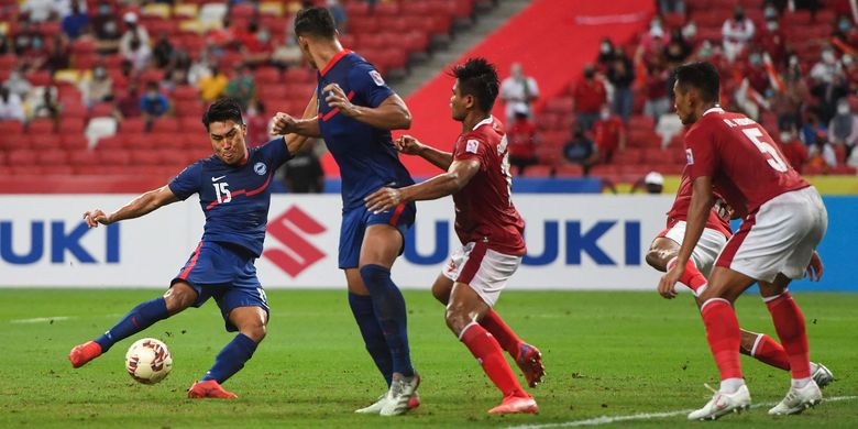 Pemain Singapura Song Uiyoung (kiri) mencetak gol pada pertandingan leg kedua semifinal Piala AFF 2020 antara Singapura vs Indonesia di National Stadium, Singapura, Sabtu (25/12/2021). Timnas Indonesia dipastikan melaju ke final Piala AFF 2020 setelah menumbangkan Singapura 4-2 pada laga semifinal kedua.